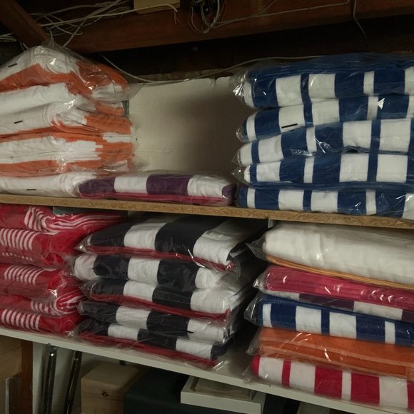 ⭐️👙40" x 72" Welspun Beach Towel Blue/White - Picture 3 of 3